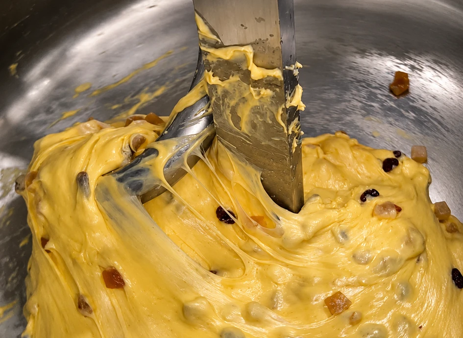 Impasto di panettone incordato nella vasca di un'impastatrice a spirale Effedue