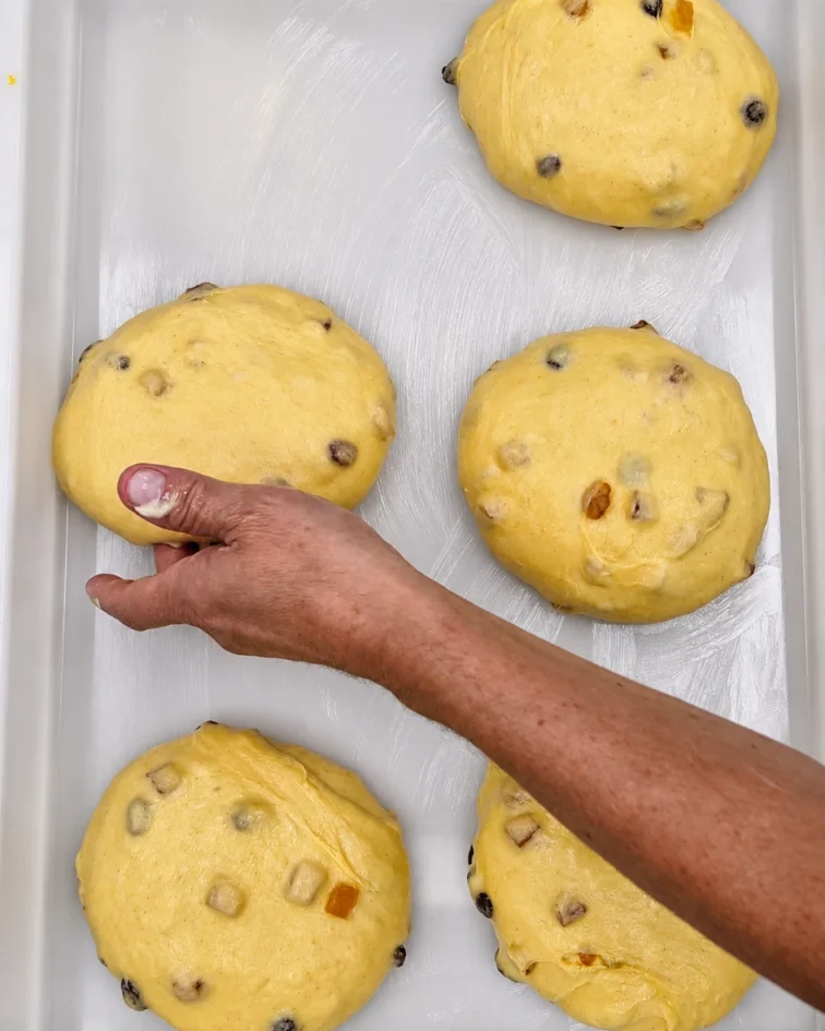 Impasto di panettone lavorato dalla spirale di un'impastatrice Effedue